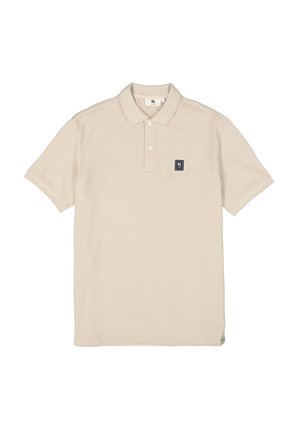 Beige Poloshirt aus strukturiertem Material, mit Kragen, Zwei-Knopf-Leiste und einem kleinen marineblauen Logo-Patch auf der linken Brust.