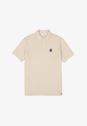 Polo beige en tissu texturé, avec un col, une patte de boutonnage à deux boutons et un petit logo marine sur la poitrine gauche.