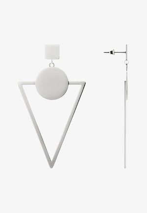 Silberne geometrische Ohrringe mit dreieckiger Form und einem runden Anhänger, dazu ein quadratischer Stecker. Glatte, reflektierende Oberfläche.