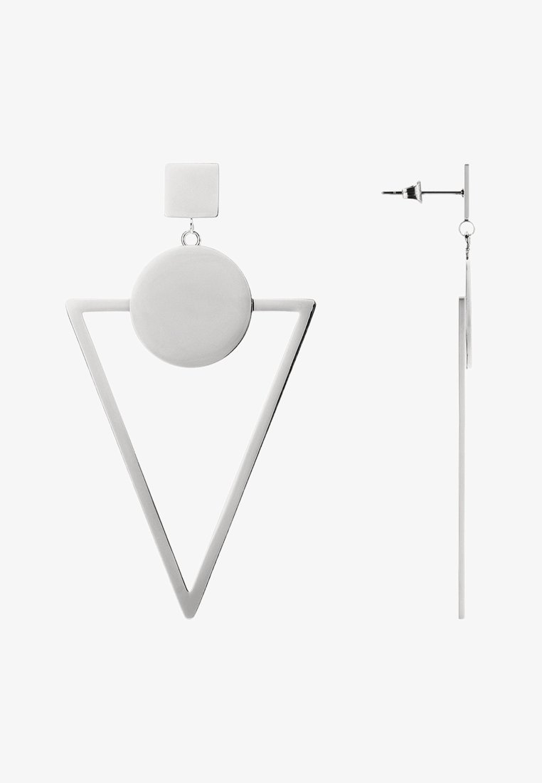 Silberne geometrische Ohrringe mit dreieckiger Form und einem runden Anhänger, dazu ein quadratischer Stecker. Glatte, reflektierende Oberfläche.