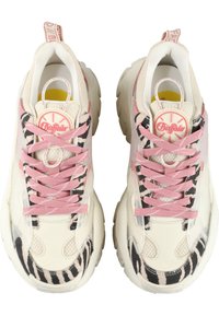Baskets épaisses crème avec des accents imprimé zèbre rose, des lacets roses et le logo Buffalo sur la languette, vues de dessus.