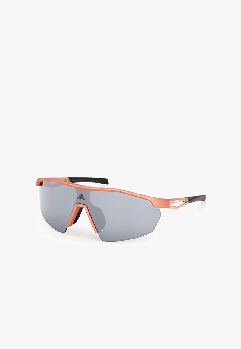 Sports zonnebril met een zwart-oranje montuur, hexagonale grijze glazen en getextureerde pootjes voor grip. Heeft een minimalistisch ontwerp en metalen accenten.