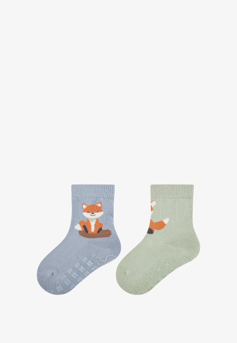 Zwei Paare Kindersocken: ein Paar in Hellblau mit einem Fuchsdesign, das andere in Grün mit einem ähnlichen Fuchs-Muster, beide mit strukturierten Griffen.