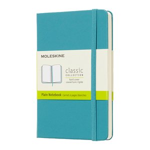 Quaderno classico Moleskine turchese a copertina rigida, semplice, con chiusura elastica e banda etichetta in carta.