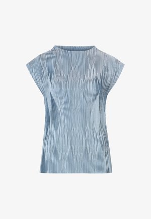 Top azul claro con un diseño plisado, mangas cortas tipo cap sleeve y cuello redondo. Fabricado en una tela suave con un acabado texturizado.