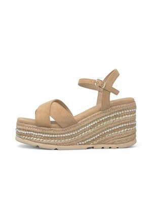 Sandale à talon compensé beige avec un dessus en tissu texturé et des brides entrecroisées. Plateforme de style jute ornée de perles décoratives et d'un éclat subtil.