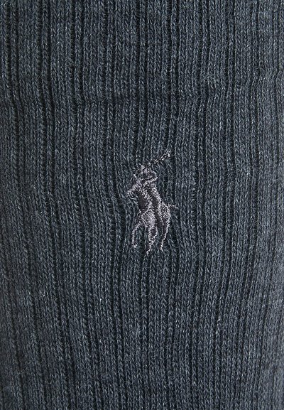 Tumši pelēki ribotu dziju zeķes ar mazu izšūtu zirga logo sānos. Materiāls izskatās mīksts ar redzamām tekstūrām.