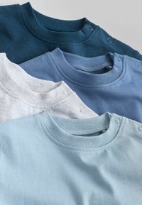 Set van drie t-shirts met ronde hals in verschillende tinten: donkerblauw, lichtblauw en lichtgrijs. Zacht katoenen stof met drukknopen op de schouders voor gemakkelijke draagbaarheid.