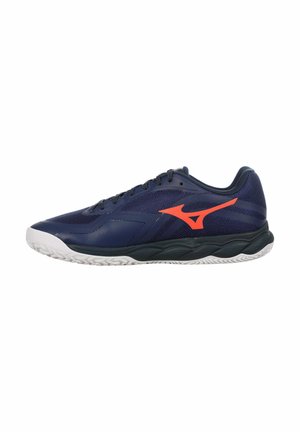 Scarpa sportiva blu navy con suola bianca e logo arancione, con lacci e grip strutturato sul fondo.