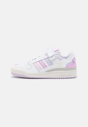 Biały sneaker Adidas z pastelowo różowymi i fioletowymi paskami, paskiem na rzep oraz jasnofioletową podeszwą na jednolitym tle.