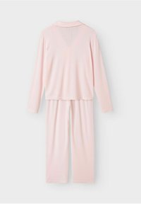 Lyserød pyjamas sæt med langærmet bluse med krave og matchende bukser, lavet af blødt, ribbet stof. Enkel design uden dekorationer.