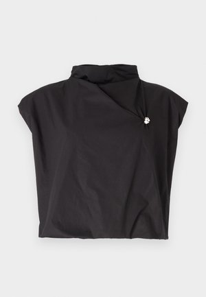 Top preto de manga curta com gola alta, design assimétrico e fecho lateral adornado com um detalhe prateado. Tecido leve e texturado.