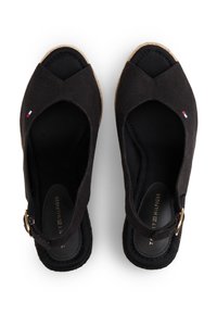 Μαύρα παπούτσια σε στυλ εσπαντρίγιας με σχέδιο σταυρωτού λουριού και ανοιχτή μύτη. Διαθέτουν σόλα περιτυλιγμένη με τζούτ και διακοσμητική χρυσή αγκράφα.