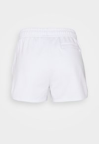 Bílé bavlněné šortky s elastickým pasem, které mají zadní kapsu a hladkou texturu. Bez výrazných vzorů nebo zdobení.