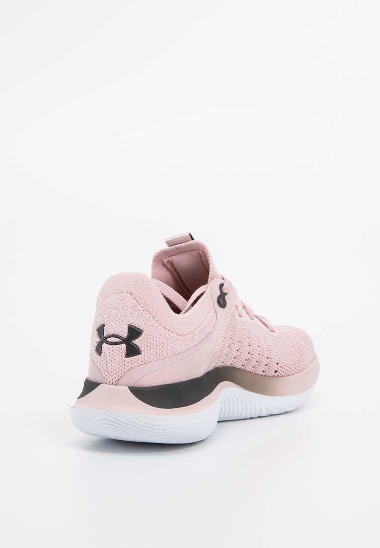 Zapatillas deportivas rosas con parte superior de punto texturizado, acentos en negro, una lengüeta y suela de goma blanca con un dibujo de dibujo.