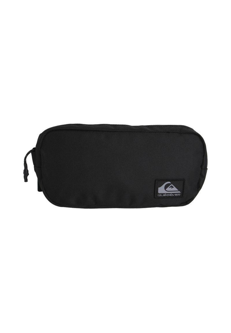 Astuccio rettangolare nero realizzato in tessuto resistente. Presenta una chiusura con zip e una patch con logo anteriore. Texture liscia con cuciture rinforzate.
