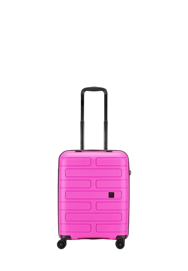 Valigia rigida rosa con strisce texturizzate, manico estensibile nero, quattro ruote e un piccolo logo sul lato.