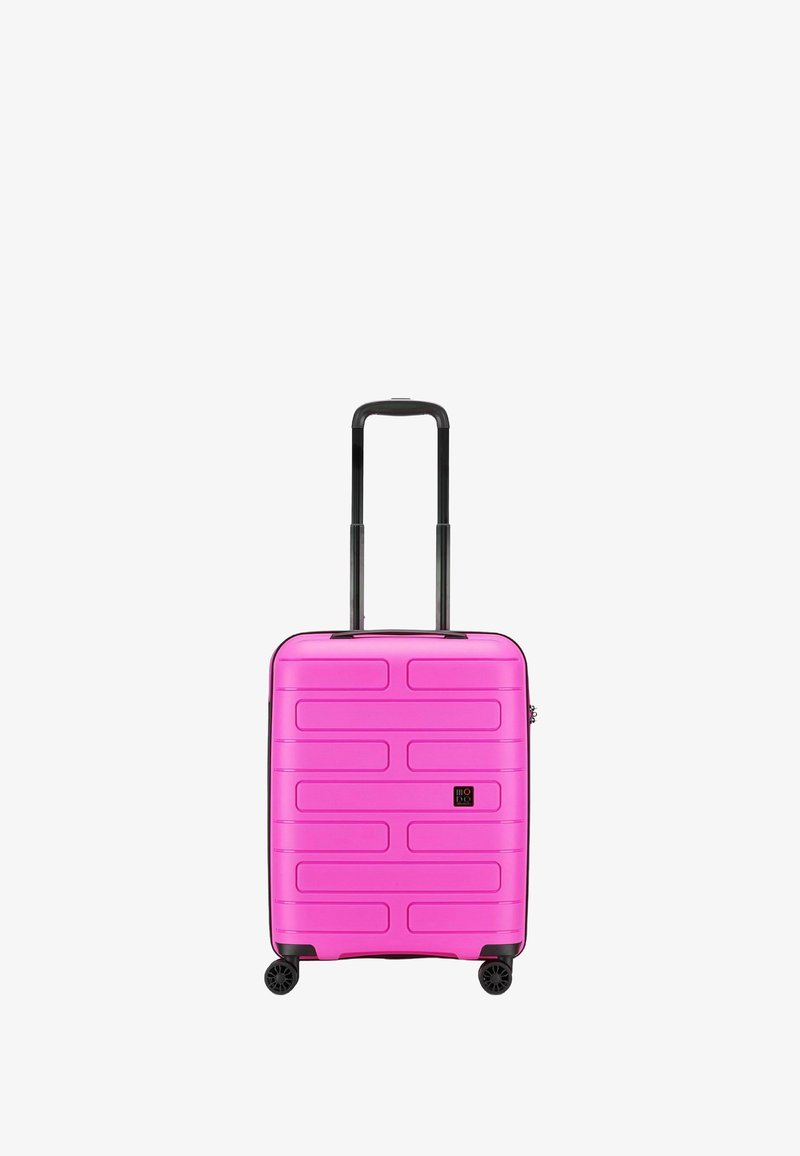 Valise rigide rose avec des rayures texturées, poignée télescopique noire, quatre roues et un petit logo sur le côté.