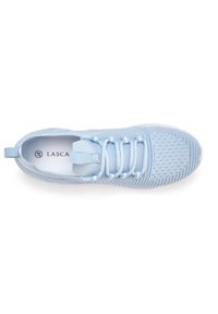 Himmelblaue Stricksneaker mit strukturierter Oberfläche, Schnürdesign und gepolsterter Zunge. Verfügt über eine Schlaufe an der Ferse für ein einfaches An- und Ausziehen.