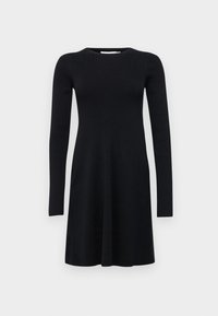 Robe noire en maille à manches longues avec un col rond et un logo en relief subtil sur la poitrine, cintrée en haut et légèrement évasée au niveau de la jupe.