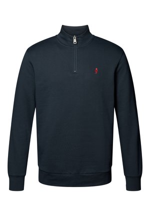 Suelda de color azul marino con cuello alto y cremallera de cuarto, que presenta un pequeño emblema rojo en el pecho y puños y dobladillo acanalados.
