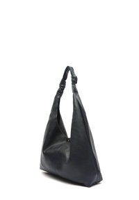 Temno modra usnjena torba za rame z ohlapno zasnovo, enojnim zvitim ročajem in gladko teksturo. Vsebuje majhen zlat poudarek.