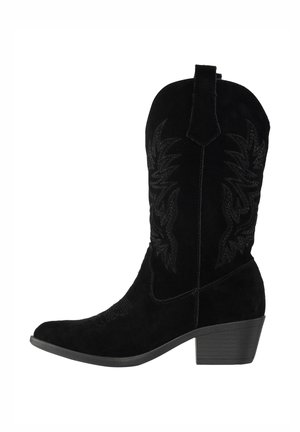 Schwarze Wildleder-Cowboy-Stiefel mit aufwendigen schwarzen Nähten, spitzem Zehenbereich und Blockabsatz. Mittlere Wadenhöhe mit Zugschlaufe. Elegante Designdetails.