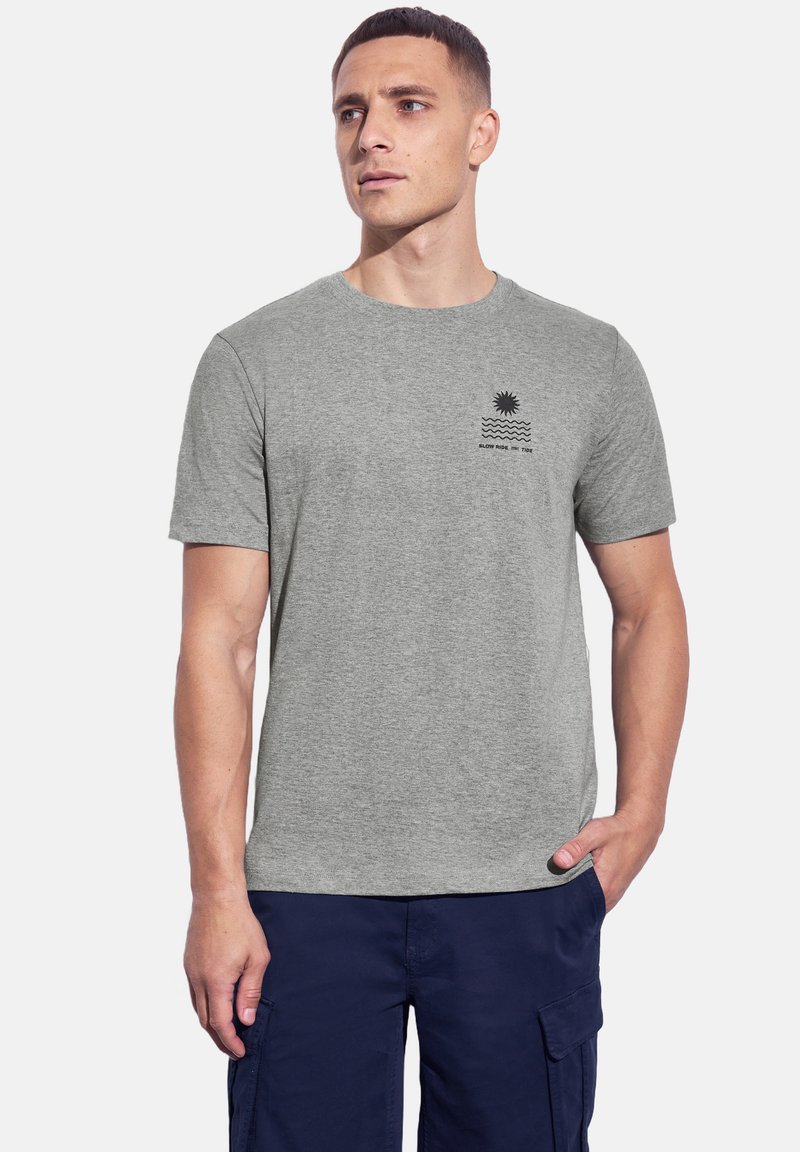 Šedé bavlněné tričko s krátkými rukávy, kulatým výstřihem a černou grafikou slunce a vln na levém prsu. Hladký povrch.