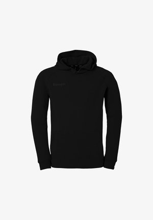 Sort hættetrøje lavet af blødt stof, med en kængurulomme, snor i hætten og en subtil præget logo på brystet.