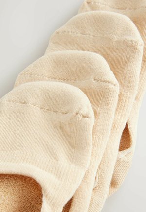 Beige ponožky bez viditelného okraje s žebrovanou strukturou a vyztuženou špičkou a patou. Čtyři páry naskládané, ukazující elastické otvory pro bezpečné nošení.