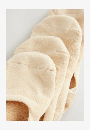 Beige ponožky bez viditelného okraje s žebrovanou strukturou a vyztuženou špičkou a patou. Čtyři páry naskládané, ukazující elastické otvory pro bezpečné nošení.
