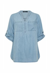 Lys blå denimskjorte med v-hals, to forlommer og oprullede ærmer. Stoffet har en blød tekstur og en afslappet pasform.