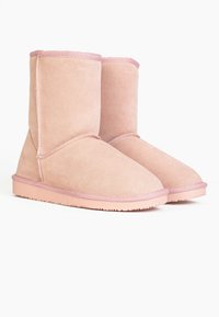 Botas de tobillo de ante rosa con una textura suave, que cuentan con una punta redondeada y una suela de goma ligera. Los detalles de costura realzan el diseño.