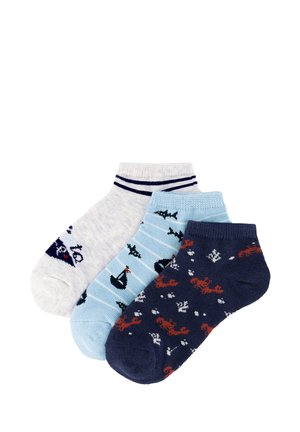 Tres pares de calcetines tobilleros en blanco con rayas marinas, azul claro con anclas marinas y tiburones, y azul oscuro con langostas rojas y motivos marinos blancos.