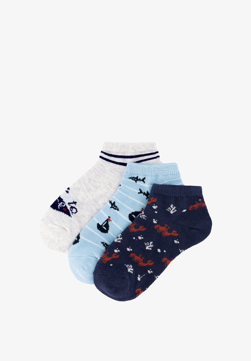 Tres pares de calcetines tobilleros en blanco con rayas marinas, azul claro con anclas marinas y tiburones, y azul oscuro con langostas rojas y motivos marinos blancos.