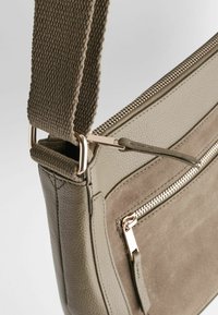 Next POCKET MESSENGER - REGULAR FIT - Rankinė per petį - khaki green