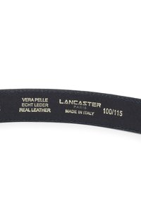 Interno della cintura in pelle che mostra "Vera Pelle Echt Leder Real Leather", marchio Lancaster Paris, "Made in Italy" e taglia 100/115 in testo dorato.