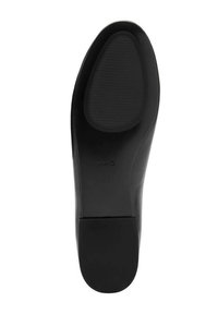Suela de zapato negra con un diseño liso y plano. Presenta un área de agarre texturizada y una punta redonda. Marcada con "MING" en el lateral.