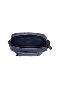 Borsa rettangolare blu navy con esterno strutturato, chiusura con zip e tracolla in tessuto. L'interno è liscio con dettagli minimi.