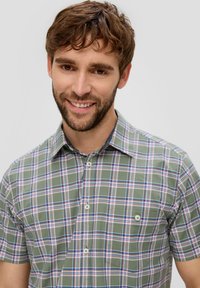 s.Oliver REGULAR KURZARM MIT AUFGESETZTER TASCHE - Overhemd - tannengrün