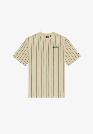Beige stribet t-shirt med vertikale grønne striber, korte ærmer, og "New Era" logo broderet i grønt på venstre bryst.