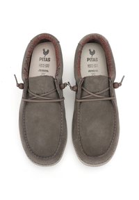 Zapatos de ante gris con un diseño redondeado, que cuentan con un forro a rayas en rojo y naranja y cordones ajustables. Suela de goma texturizada.