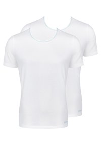 T-shirts blancs en pack de deux. Manches courtes, col rond avec un passepoil bleu clair, fabriqués dans un tissu léger et lisse. Logo de la marque au bas.