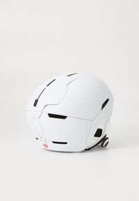 Casco bianco con un design liscio e arrotondato. Presenta fessure di ventilazione, cinturini regolabili e un piccolo logo sul fronte.