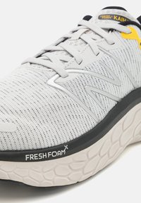 New Balance FRESH FOAM X KAIHA ROAD - Zapatillas running asfalto - grey matter
