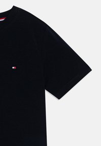 Tommy Hilfiger TEE TRUNK GIFT SET - Παντελόνι - desert sky/rouge