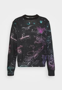 Pull noir avec des illustrations colorées sur le thème céleste et sous-marin, comprenant des squelettes dans des bateaux, des créatures marines, des étoiles et une lune.