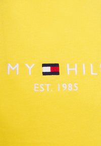 Tommy Hilfiger TOMMY LOGO TEE - T-shirt estampada - warm yellow