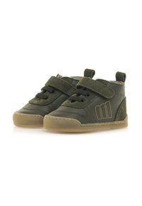 Zapatillas verdes para niños con una mezcla de cuero y ante, que cuentan con una tira de Velcro, suela de goma y un logo estilizado en el lateral.