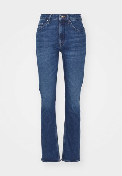 Jeans de mezclilla de cintura alta en color azul oscuro con corte recto, cierre de botón frontal y cremallera, y diseño de cinco bolsillos sobre un fondo blanco.